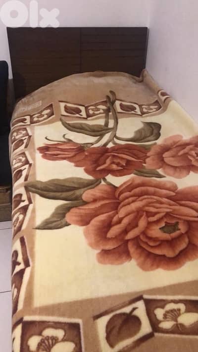 تخت مفرد و نص مع فرشتو و خزانة