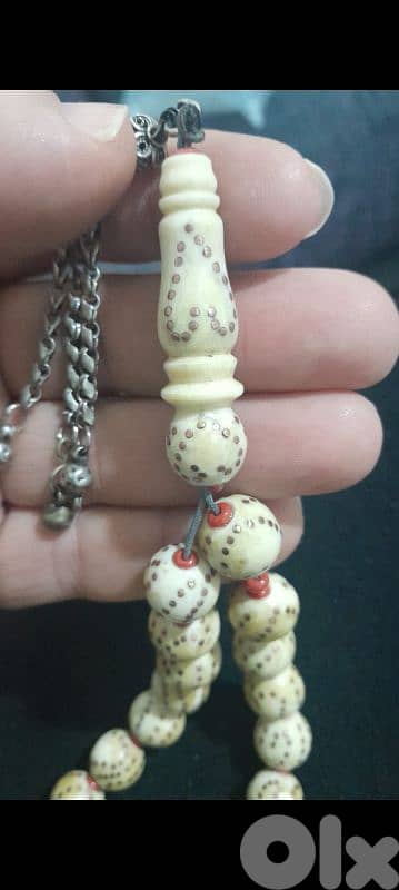 مسبحه عاج مطعم دق قلوب كل حبه داخلها مرجان  وزن ٩٢ غرام