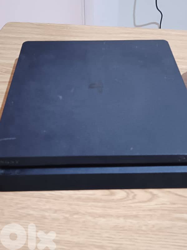 PS4 Slim 500gb used with 2 controllers 1