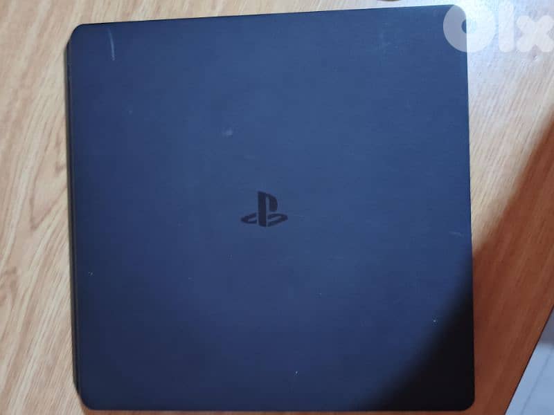PS4 Slim 500gb used with 2 controllers 2