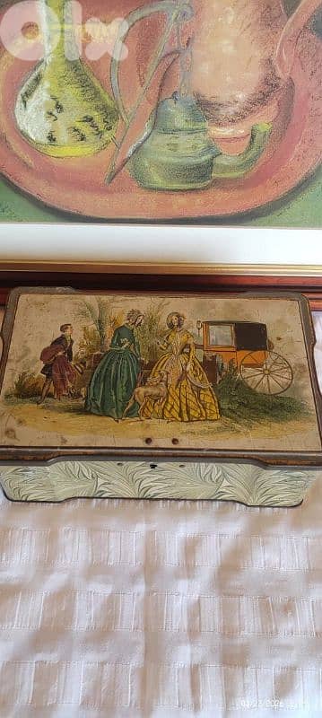 Era: Produced around the 1920s to 1930s.