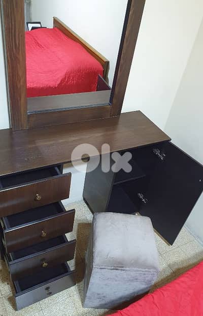 شيفونير عدد ١  طول ١٨٠  عرض ١٢٠  غمق ٤٠  و كومودين  عدد ٢  شبه جديد