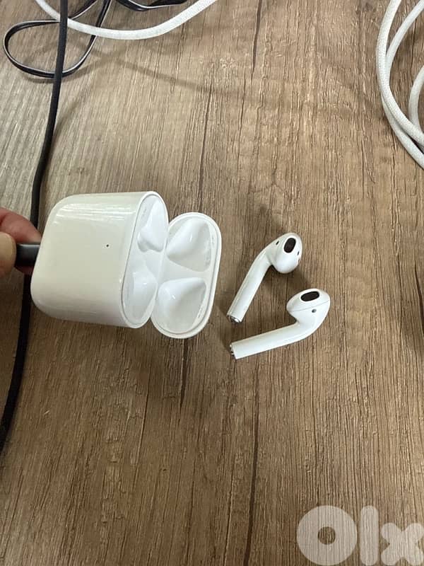Original Airpods 2 with wireless charging case 1