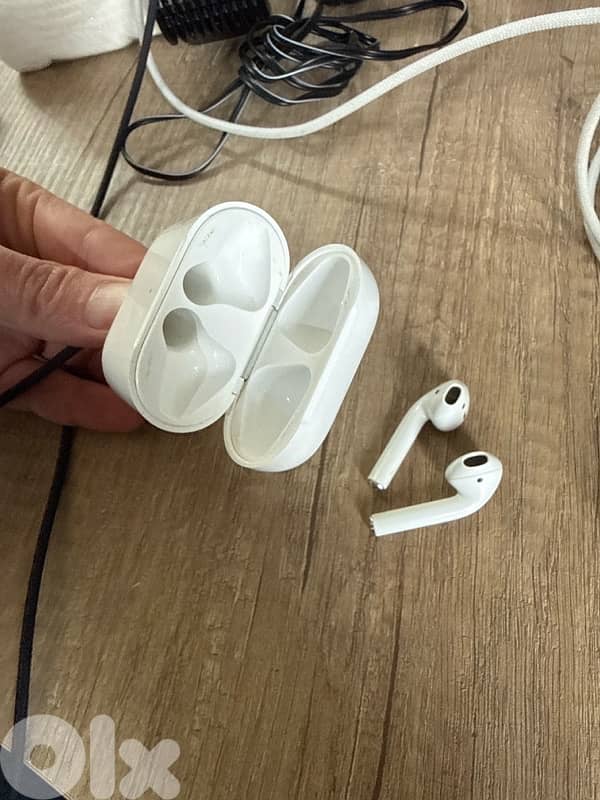 Original Airpods 2 with wireless charging case 2