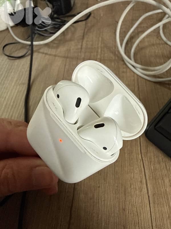 Original Airpods 2 with wireless charging case 3