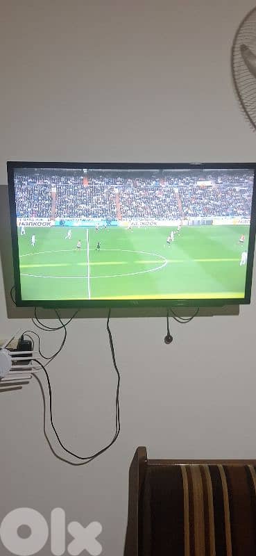 TCL 32-inch Non-Smart TV – Excellent Condition – Remote Included