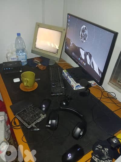 كمبيوتر كامل من الكرسي للشاشة