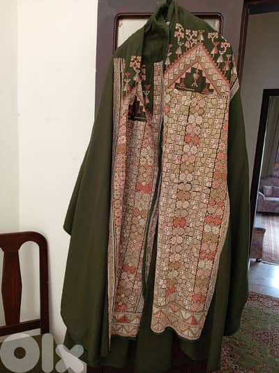 عباية تراثية مطرّزة – قطعة مميّزة وفخمة