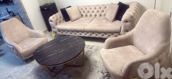 salon with 2 berger and 2 low tables