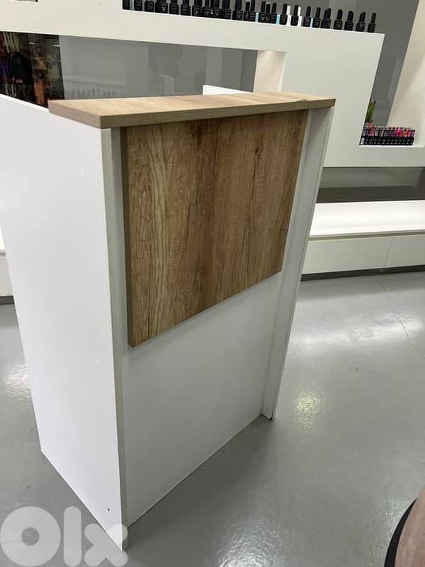 nail salon reception + manicure table 4