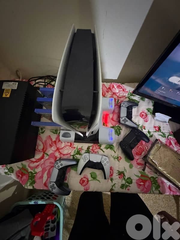 ps5 slim like new used 2 mont 2