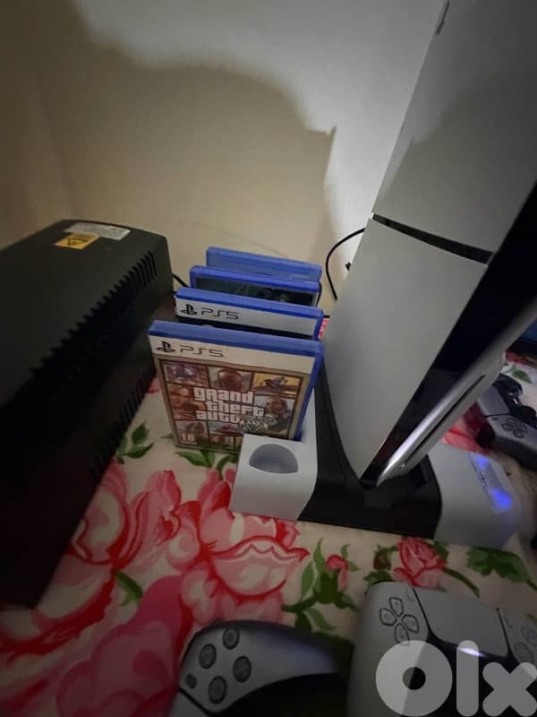 ps5 slim like new used 2 mont 3