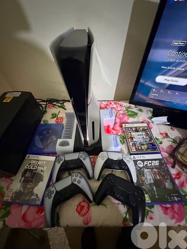 ps5 slim like new used 2 mont 4