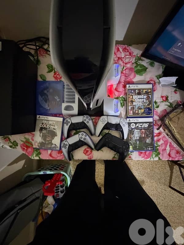 ps5 slim like new used 2 mont 5