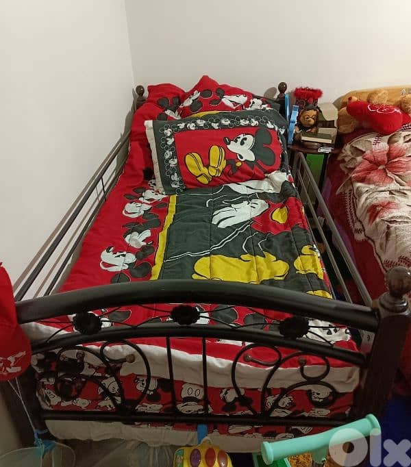 4 beds every 2 1st and 2nd over each other 1