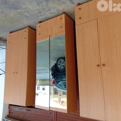 خزانة شبه جديد وحدي.  100$