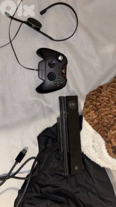 Xbox one + steering wheel (both in perfect condition ]