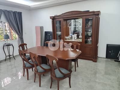 طاولة مع كراسي و خزانه