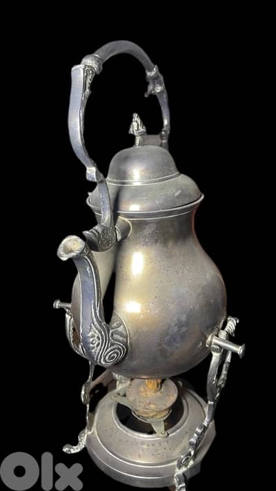 ابريق شاي مع ولاعة صغيرة