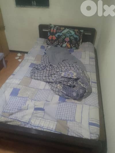 تخت مع فرشي حاله جيده