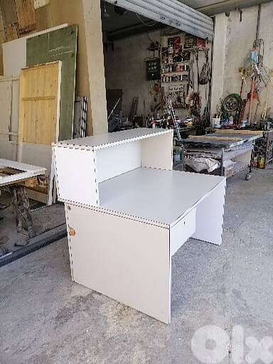 مكتب للبيع لون ابيض