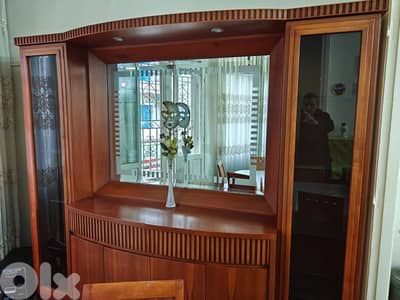 غرفه سفرة  مع فيترين و ٨ كراسي بحالة جيدة جدا  شغل يد بداعي السفر