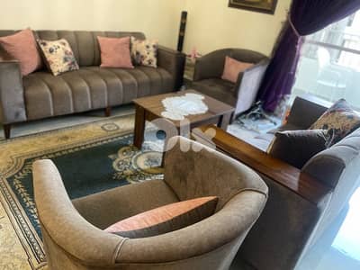 غرفة جلوس مع وجوه بحالة ممتازة