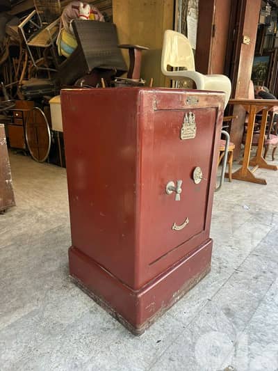 خزنة انجليزية انتيك داخلية واسعة وزن ٣٥٠كغ ارتفاع ١١٠سم عرض ٦٠سم