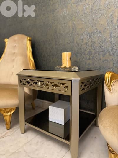 طاوله كريستال كبيرة وزغيري