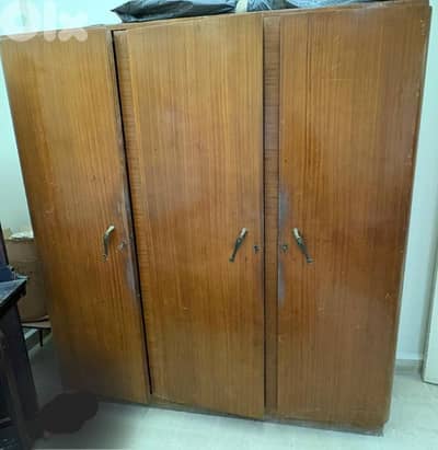 خزانة كبيرة وفيها وزن