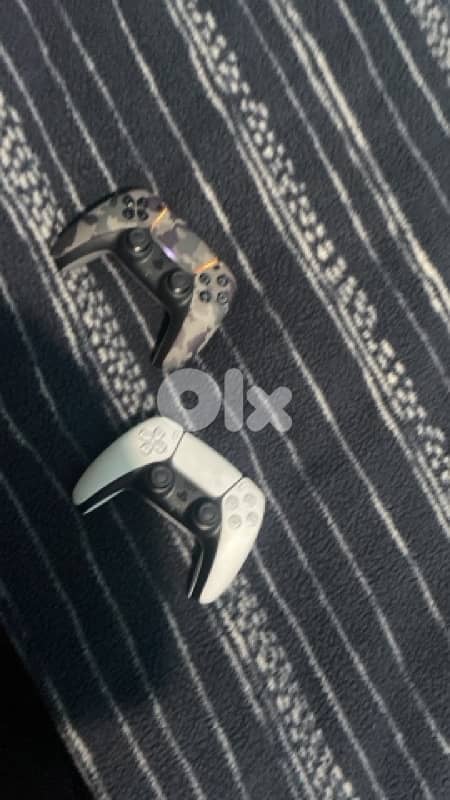 ps5 with 2 controllers both original with 6 cds 1