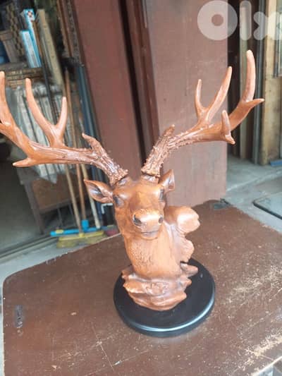 غزال رزين تعليقة وقاعدة خشب