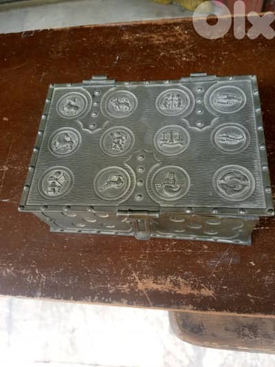 صندوق فونت قديم اوروبي