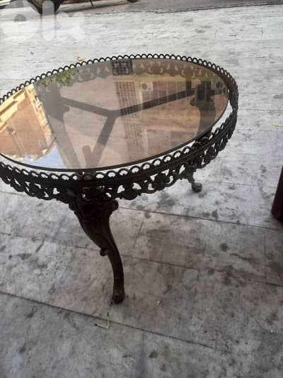 طاولة برونز قديمة وسط