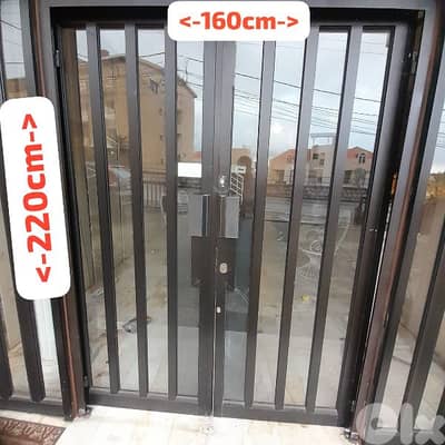 باب المنيوم مع صندوق