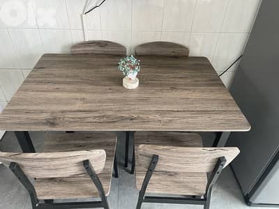 Table with 4 chairs