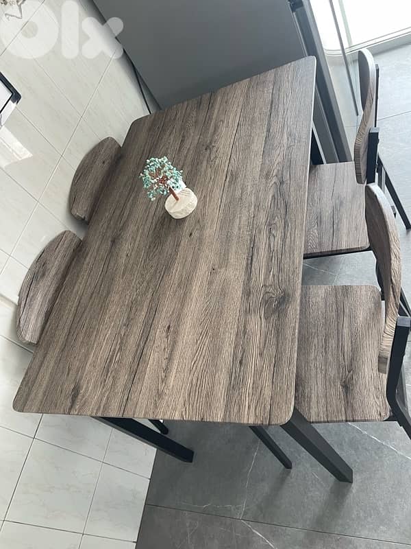 Table with 4 chairs 1