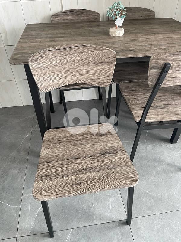 Table with 4 chairs 2