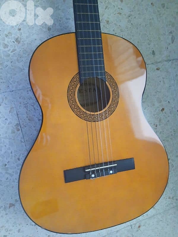 good condition guitar 2