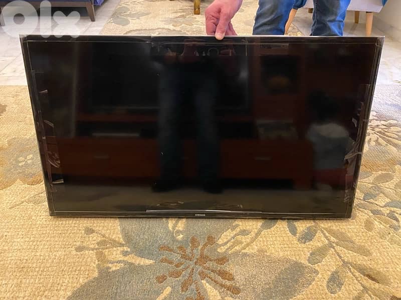Samsung 43” Smart TV – Like New Condition 3