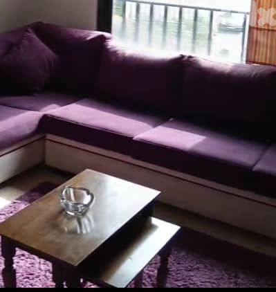 زوايه مرتبه مع سجاد وطاوله وبرادي