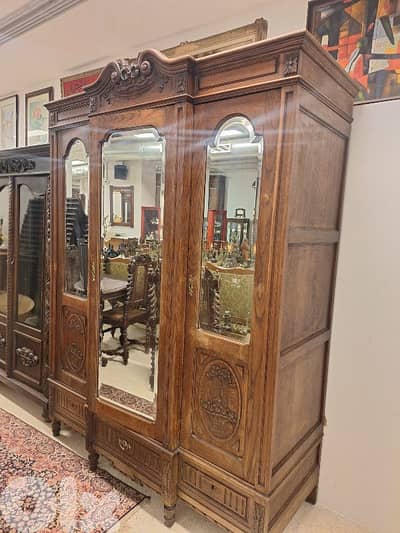 خزانة تحفة فنية انتيك خشب سنديان فرنسية مميزة ناعمة