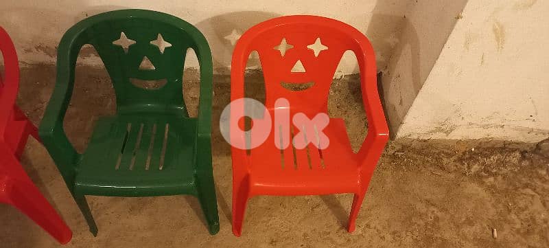 6 small plastic chairs 1