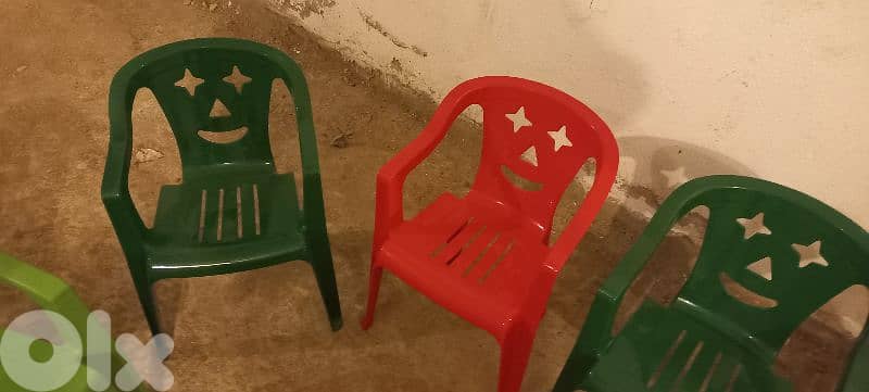 6 small plastic chairs 2