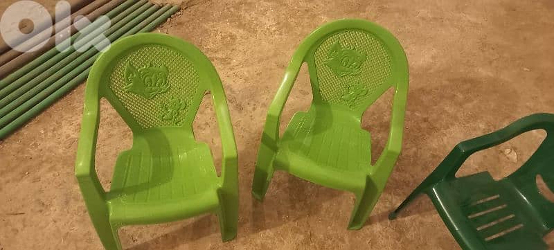 6 small plastic chairs 3