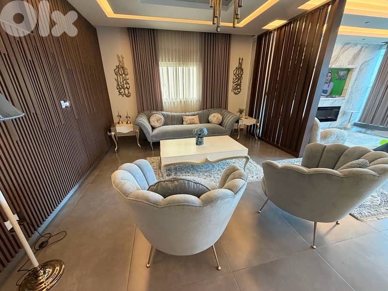 Salon (Living Gallery) 5