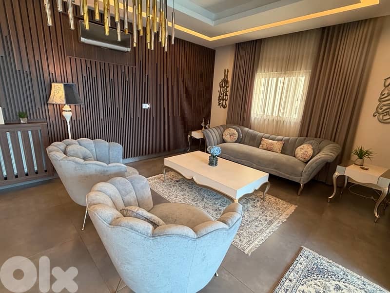 Salon (Living Gallery) 6