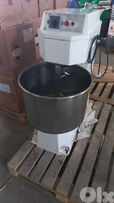 عجانة صناعية فرنسية 30 كيلو 3 فاز بحالة ممتازة