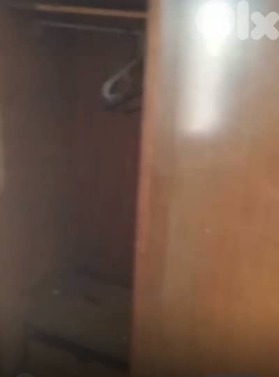 خزانة قديمة و ثقيلة