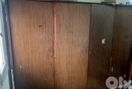 خزانة قديمة و ثقيلة